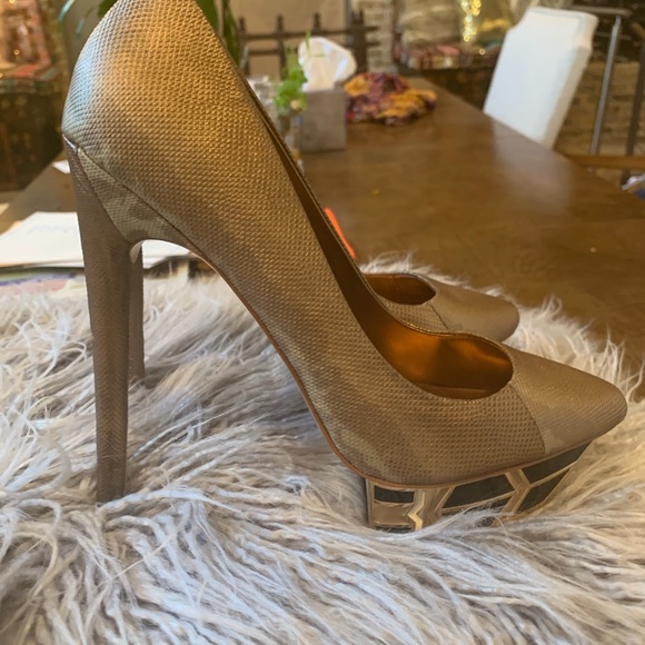 Golden pump - Picture 4 of 8